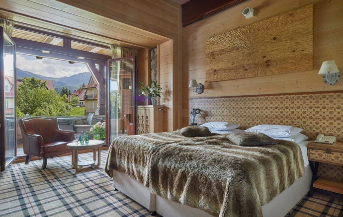 Vypadá jako tradiční horská stavba, uvnitř ale překvapí současným designem. Hotel v Zakopaném patří k nejkrásnějším v Polsku