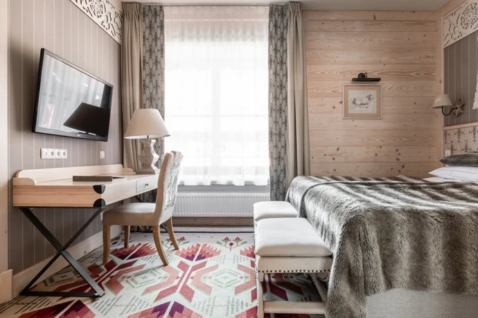 Vypadá jako tradiční horská stavba, uvnitř ale překvapí současným designem. Hotel v Zakopaném patří k nejkrásnějším v Polsku