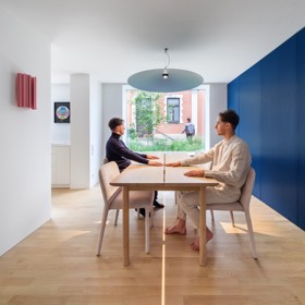 Když majitelé dvou bytů v komorním bytovém domě na pražském Břevnově oslovili architekty Michala Škrnu, Terezu Tejkalovou a Tomáše Pavlakoviče ze studia ESTÉ ARCHITEKTI, nebylo vůbec jisté, zda se podaří vytvořit skutečně výjimečný prostor. 