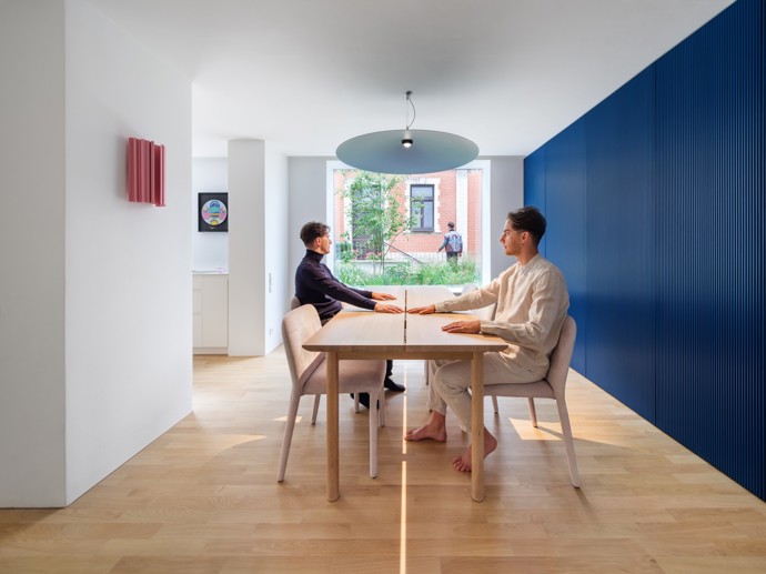 Když majitelé dvou bytů v komorním bytovém domě na pražském Břevnově oslovili architekty Michala Škrnu, Terezu Tejkalovou a Tomáše Pavlakoviče ze studia ESTÉ ARCHITEKTI, nebylo vůbec jisté, zda se podaří vytvořit skutečně výjimečný prostor. 