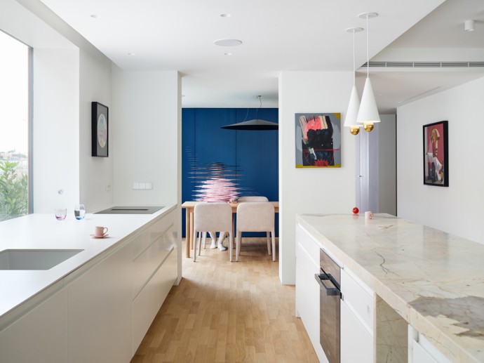 První, čeho si při návštěvě interiéru všimnete, je světlo. Architekti dokázali využít krajní polohu bytu a otevřít dispozici směrem do zahrady i na nově upravenou střešní terasu. 
