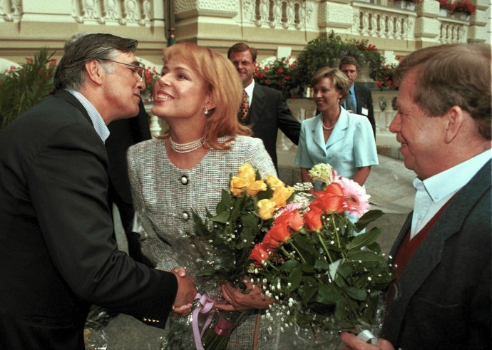 V roce 1999 s Václavem Havlem a Jiřím Bartoškou V roce 1999 s Václavem Havlem a Jiřím Bartoškou