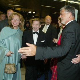 Manželé Havlovi s Bartoškovými v roce 2002