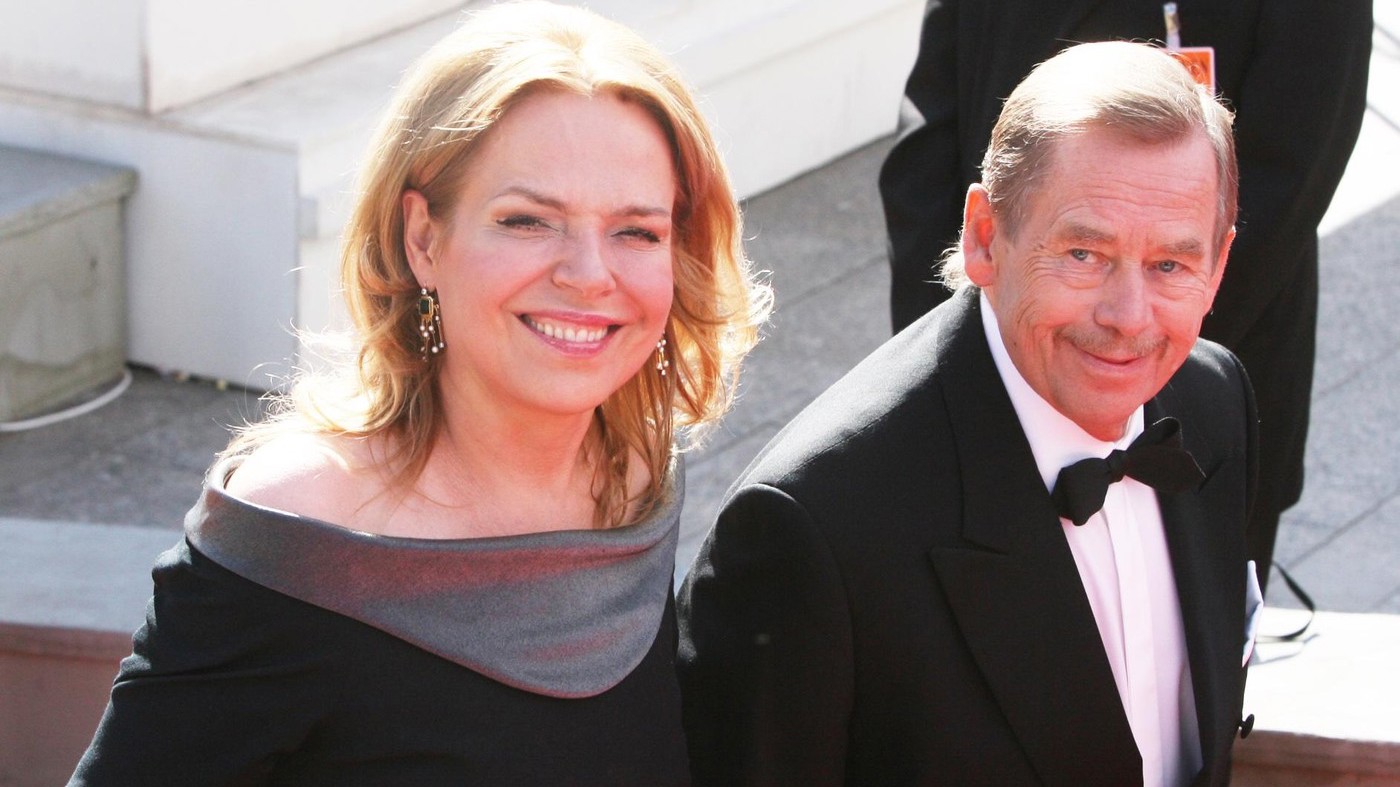 Dagmar Havlová a její karlovarské proměny: Jak se v průběhu let stala módní ikonou (nejen) filmového festivalu