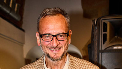 FOTO: Petr Nečas s novou knihou Tomáše Sedláčka.