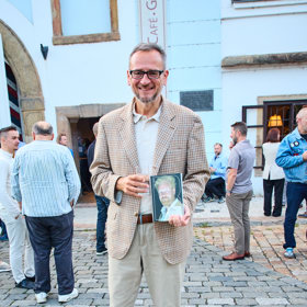 Petr Nečas zapózoval s novou knihou Tomáše Sedláčka.