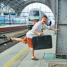 Alex Kolva na nádraží.