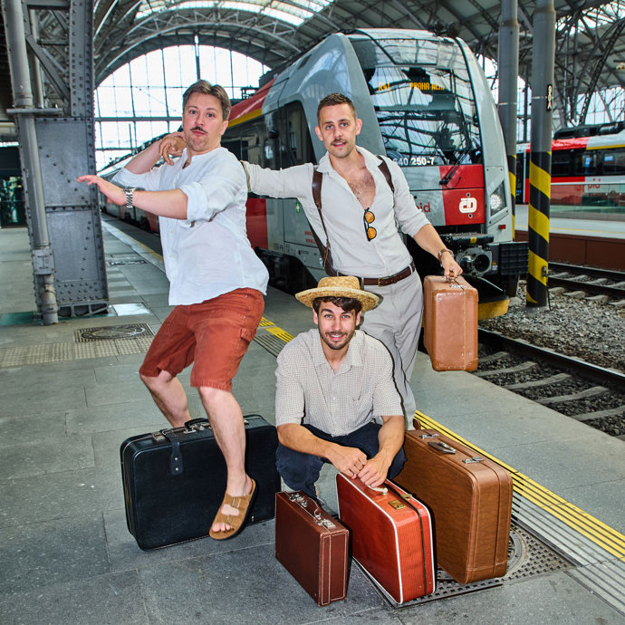 Trio se zná ze zábavné improvizované show Komikaze. 