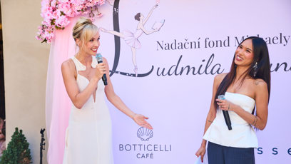 FOTO: Michaela Tomanová na podiu se Sarah Vu.