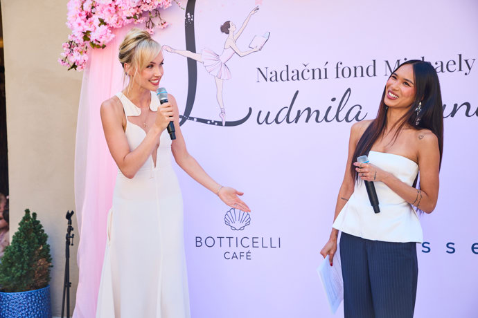Michaela Tomanová na podiu se Sarah Vu.