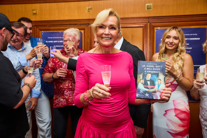 Helena Vondráčková na křtu knihy George Suchánka.