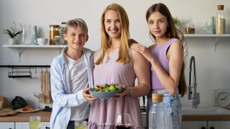 Společné večeře s dětmi vedou k nižšímu riziku návykového chování Společné večeře s dětmi vedou k nižšímu riziku návykového chování
