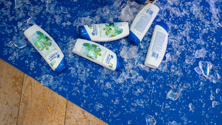 Horké dny vlasům nesvědčí. Head & Shoulders proto přichází s chladivou novinkou