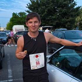 S nulovým spánkem po třech koncertech doplňoval Pavel energii na brněnském parkovišti.