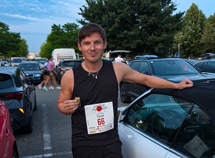 S nulovým spánkem po třech koncertech doplňoval Pavel energii na brněnském parkovišti.
