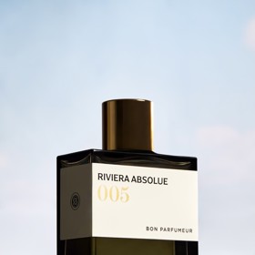 Parfémový extrakt Riviera Absolue, Bon Parfumeur, 4 625 Kč (100 ml), prodává Myskino. Vonné tóny: kaviárová limetka, zázvor, neroli, černý čaj, cypriol, kadidlo, ambroxan a kardamom