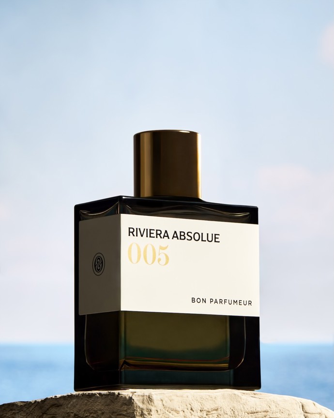 Parfémový extrakt Riviera Absolue, Bon Parfumeur, 4 625 Kč (100 ml), prodává Myskino. Vonné tóny: kaviárová limetka, zázvor, neroli, černý čaj, cypriol, kadidlo, ambroxan a kardamom