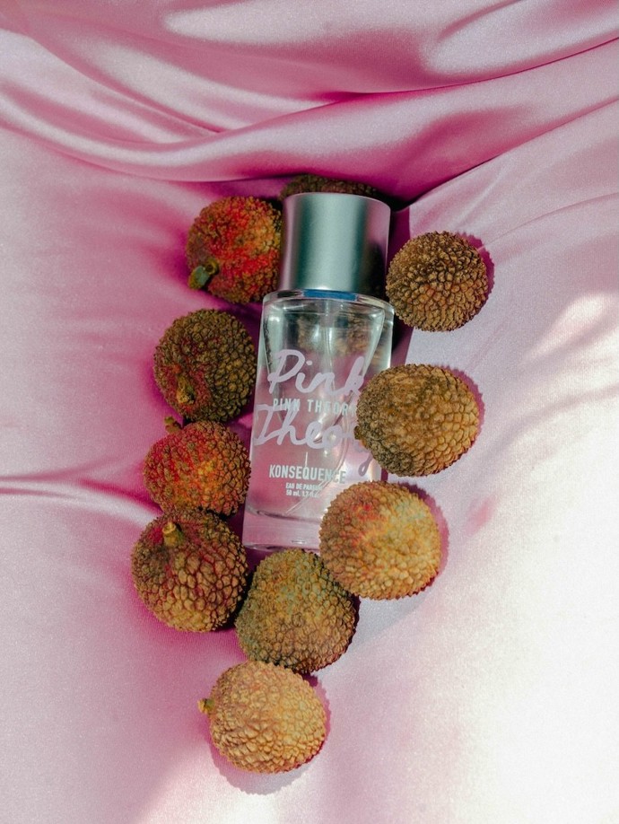 Parfémovaná voda Pink Theory, Konsequence, 3 190 Kč (50 ml), prodává Myskino. Vonné tóny: liči, kokosová voda, bílá čokoláda, růže, jasmín, santalové dřevo a vanilka