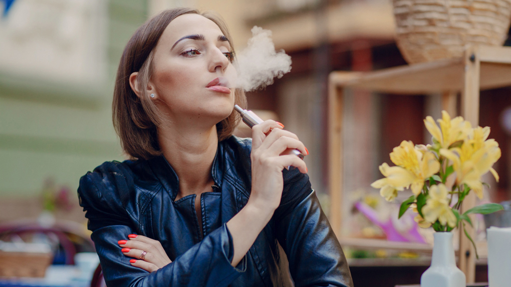 Vapování není bezpečnější než klasické cigarety, zvyšuje riziko rakoviny plic a úst Vapování není bezpečnější než klasické cigarety, zvyšuje riziko rakoviny plic a úst