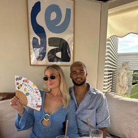 Cody Gakpo se svou partnerkou.