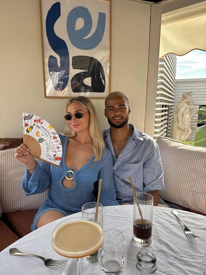 Cody Gakpo se svou partnerkou.