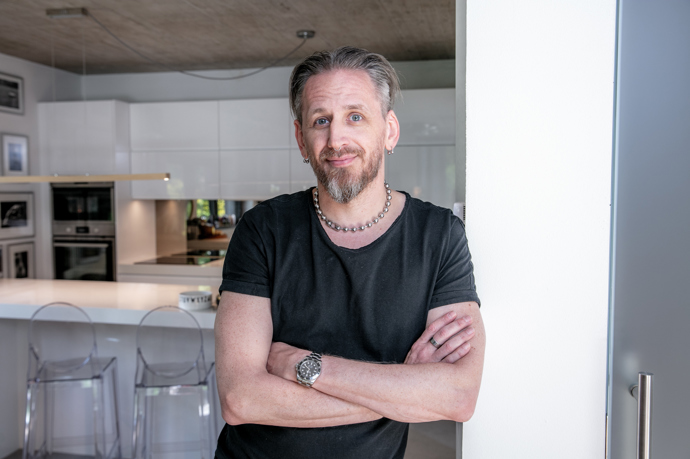 Tomáš Třeštík nás s pořadem Vítejte magazínu Lifee pozval do svého víkendového domu.