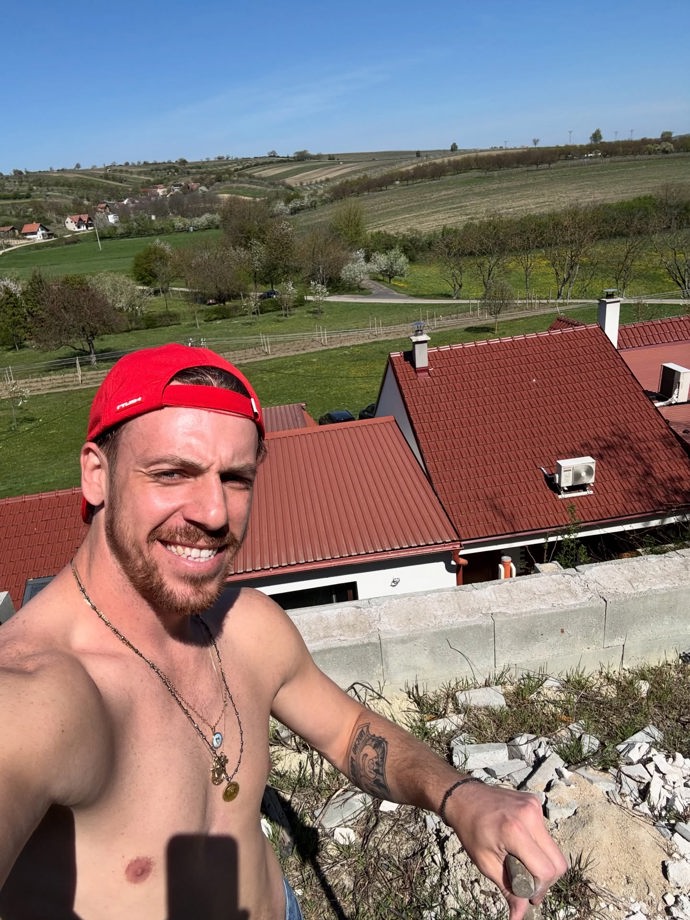 Martin Prágr těžkou prací relaxuje a těší se z maličkostí, které se mu zde daří vybudovat. 