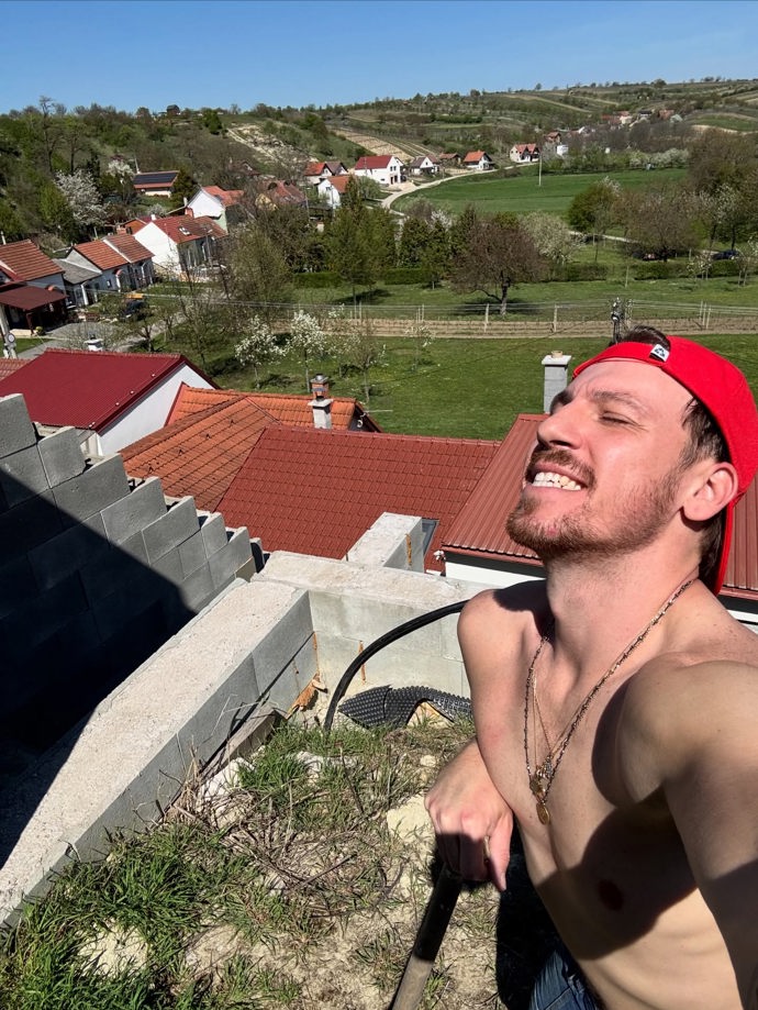 Tanečník se věnuje rekonstrukci vinného sklípku na jižní Moravě. 