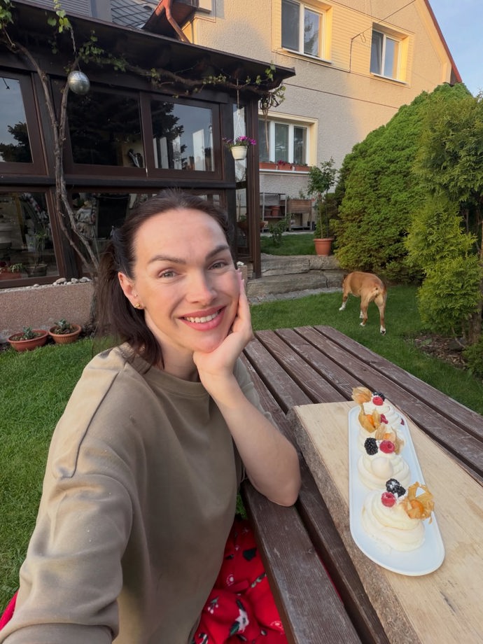 Zpěvačka si přitom neodpírá dortíky. 