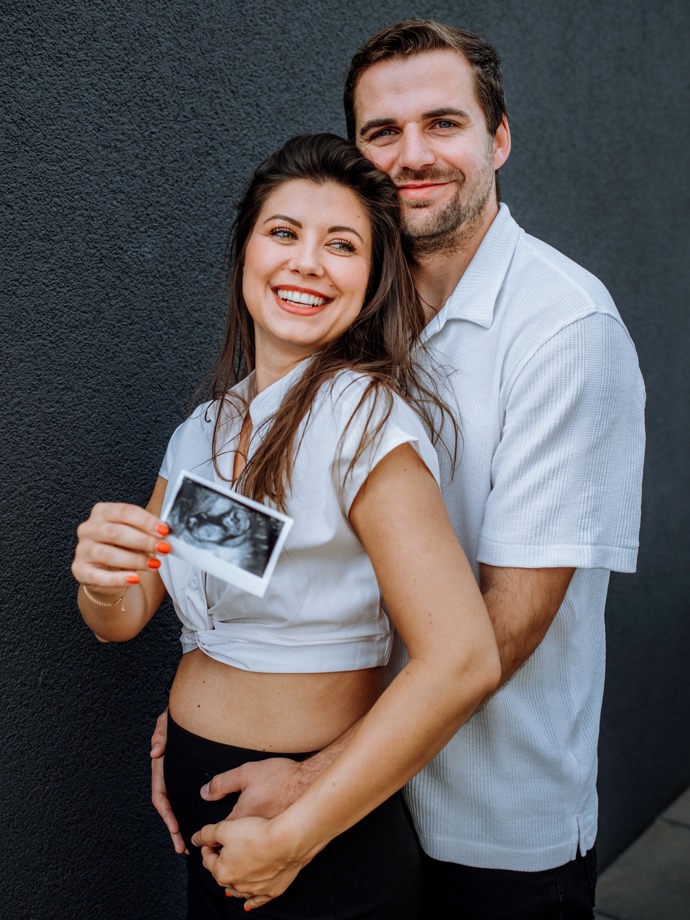 Kamil je podnikatel a mediální svět ho příliš nezajímá. Veronika ho tak trochu tajila. 