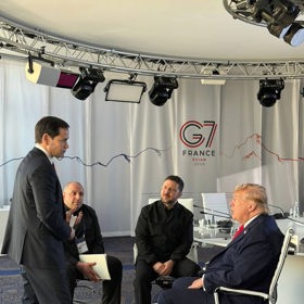 Donald Trump označil jednání se svým ukrajinským protějškem Volodymyrem Zelenským za „velmi dobré“.