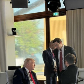 Volodymyr Zelenskyj zažil během summitu G7 v Évianu velmi nepříjemný moment. Když se šel přivítat se svým americkým protějškem Donaldem Trumpem, šéf Bílého domu se k němu otočil zády. Později však spolu oba státníci vřele diskutovali.