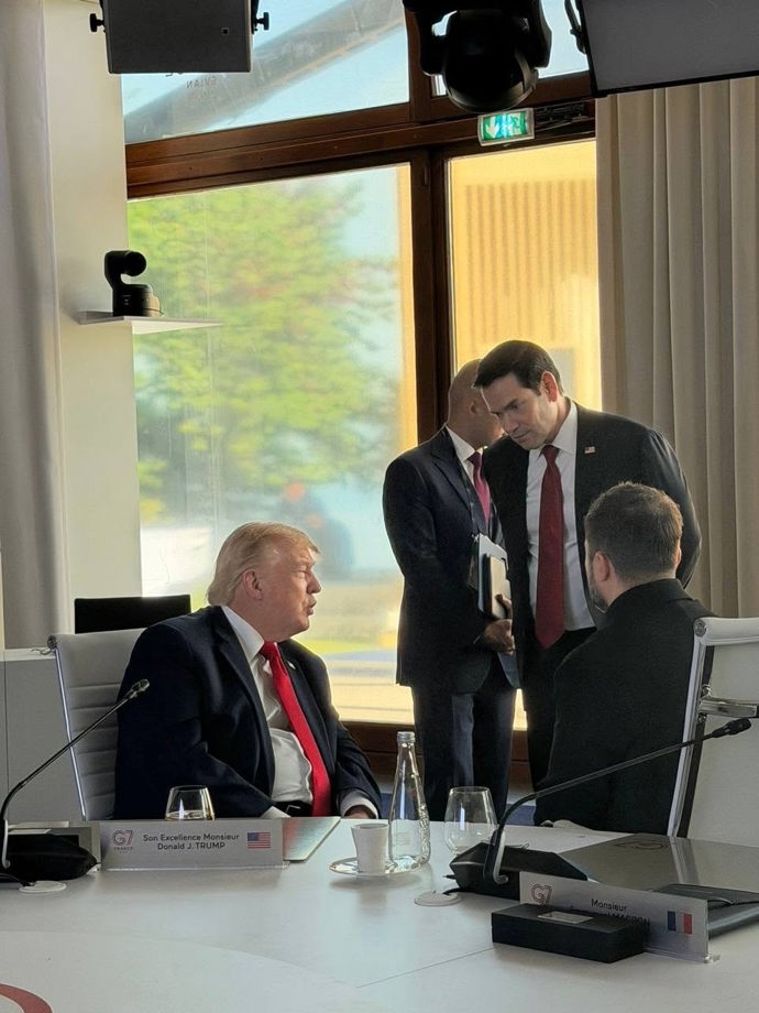 Volodymyr Zelenskyj zažil během summitu G7 v Évianu velmi nepříjemný moment. Když se šel přivítat se svým americkým protějškem Donaldem Trumpem, šéf Bílého domu se k němu otočil zády. Později však spolu oba státníci vřele diskutovali.
