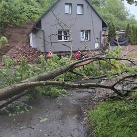 Vyvrácený strom zablokoval cestu přímo před rodinným domem, za kterým se navíc sesunul kus svahu.