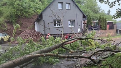 FOTO: Vyvrácený strom zablokoval cestu přímo před rodinným domem, za kterým se navíc sesunul kus svahu.