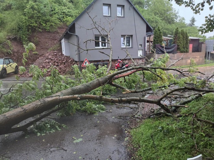 Vyvrácený strom zablokoval cestu přímo před rodinným domem, za kterým se navíc sesunul kus svahu.
