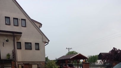 FOTO: Přívalová voda proměnila příjezdové cesty i dvory u domů v neprůchodná jezera bahna.