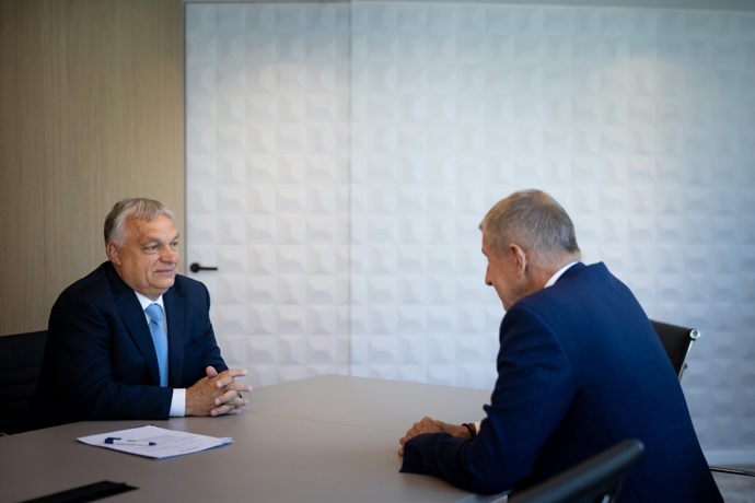 Bývalý premiér Petr Fiala si na sociálních sítích rýpnul do Andreje Babiše, že se o svém setkání s Viktorem Orbánem v Bruseu nikde nezmínil.