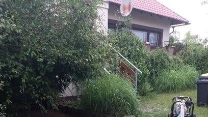 FOTO: Nasazení plovoucího čerpadla na zahradě rodinného domu, kde voda ohrožovala základy.