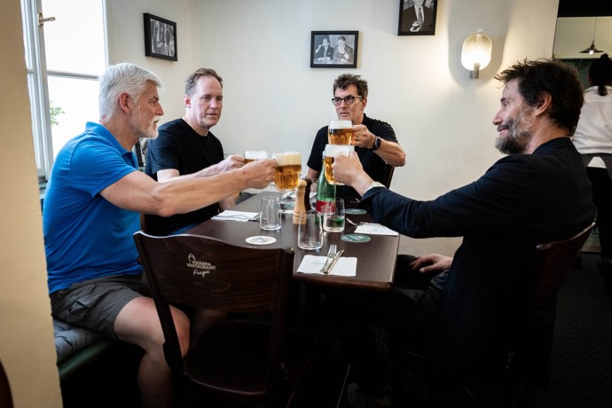 Petr Pavel si dal s kapelou pivko. 