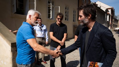 FOTO: Petr Pavel na Pražském hradě přivítal kapelu Dogstar v čele s Keanu Reevesem.