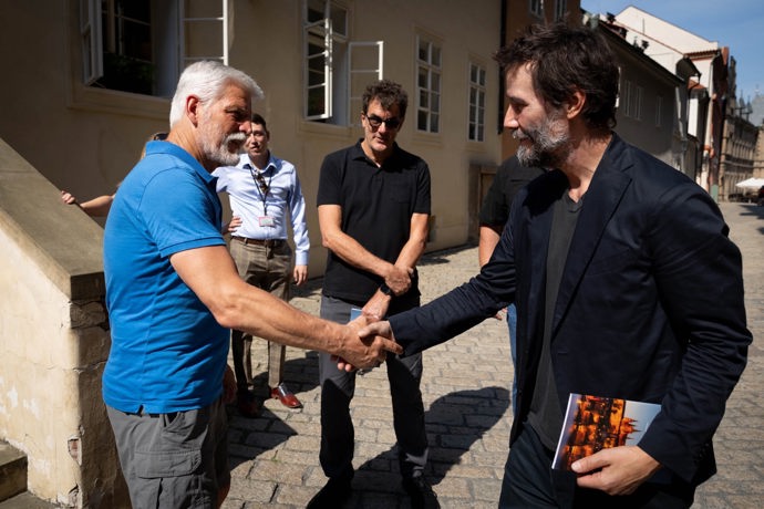 Petr Pavel na Pražském hradě přivítal kapelu Dogstar v čele s Keanu Reevesem.