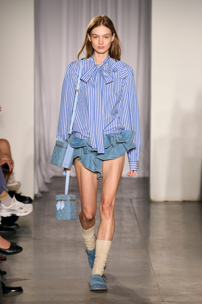 Sladění v jedné barvě? Džínovina nabízí hru s modrou.
