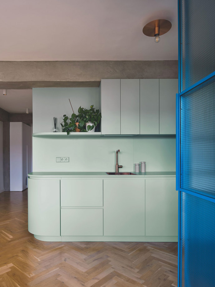 Majitelé proto oslovili architektky Barbaru Bencovou a Zuzanu Bartašovou s přáním vytvořit otevřenější a praktičtější prostor, který bude odpovídat potřebám mladé rodiny.