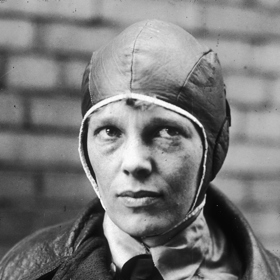 Amelia Earhart v letecké uniformě Amelia Earhart v letecké uniformě