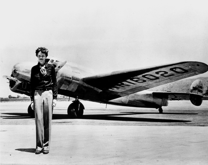 Amelia Earhart před letadlem roku 1937 Amelia Earhart před letadlem roku 1937