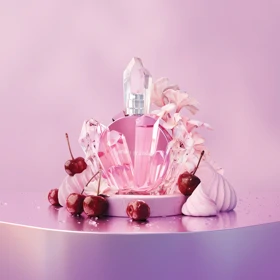 Parfémovaná voda Cherry Eclipse, R.E.M. Ariana Grande, 1 830 Kč (100 ml), prodává Notino. Vonné tóny: černá třešeň, zimolez, jasmín sambac absolut, marshmallow, ambra a pižmo