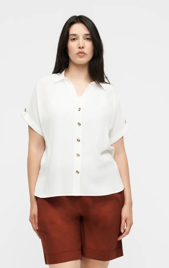 Nejkrásnější plus size kousky na léto, které seženete do 600 Kč. Objevte komfort maxi šatů a lněných košilí