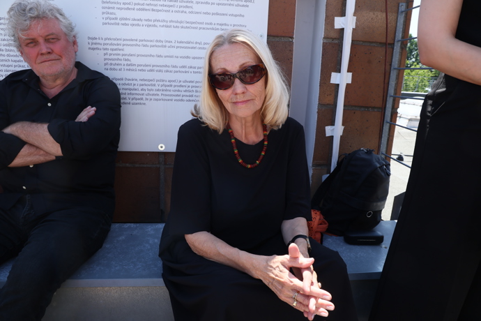 Olga Sommerová an protestu na podporu veřejnoprávních médií.