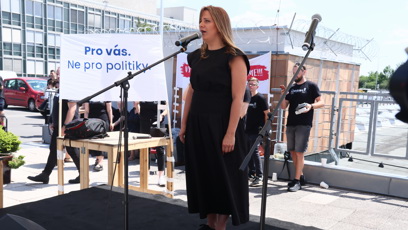 FOTO: Aneta Langerová na protestu zaveřjnoprávní média.